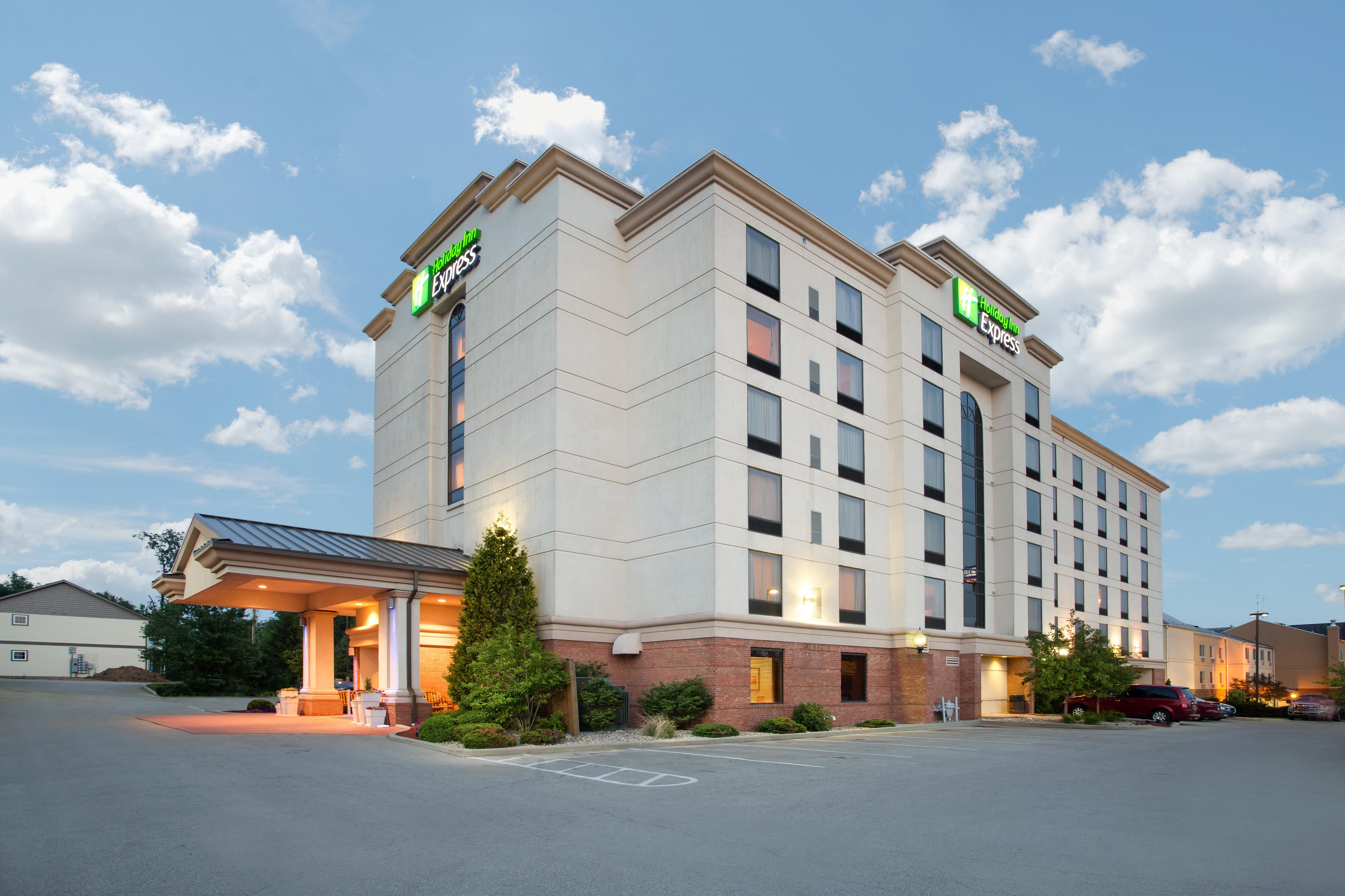 Holiday Inn Express & Suites Bloomington, An Ihg Hotel Exterior foto