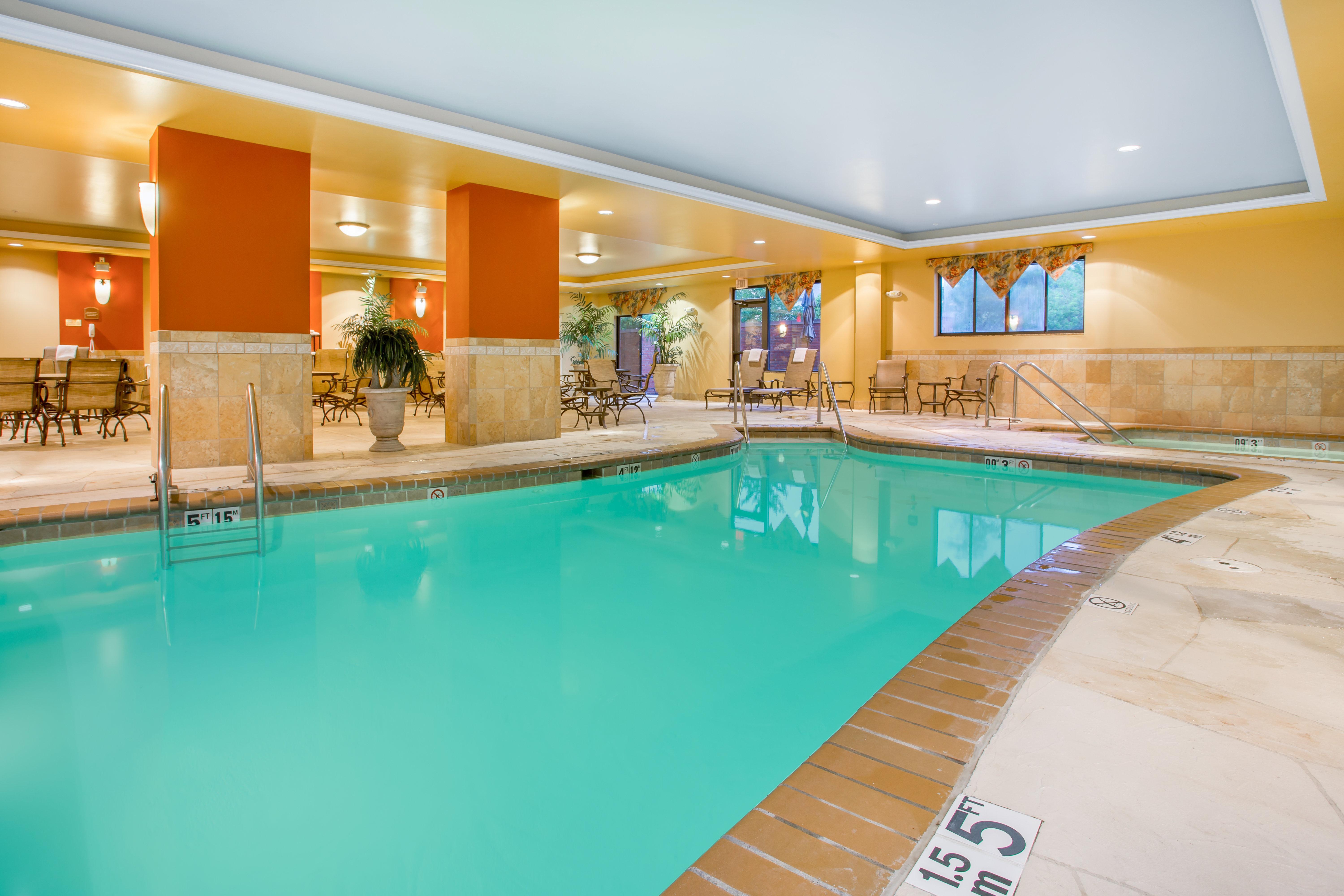Holiday Inn Express & Suites Bloomington By Ihg Exterior foto