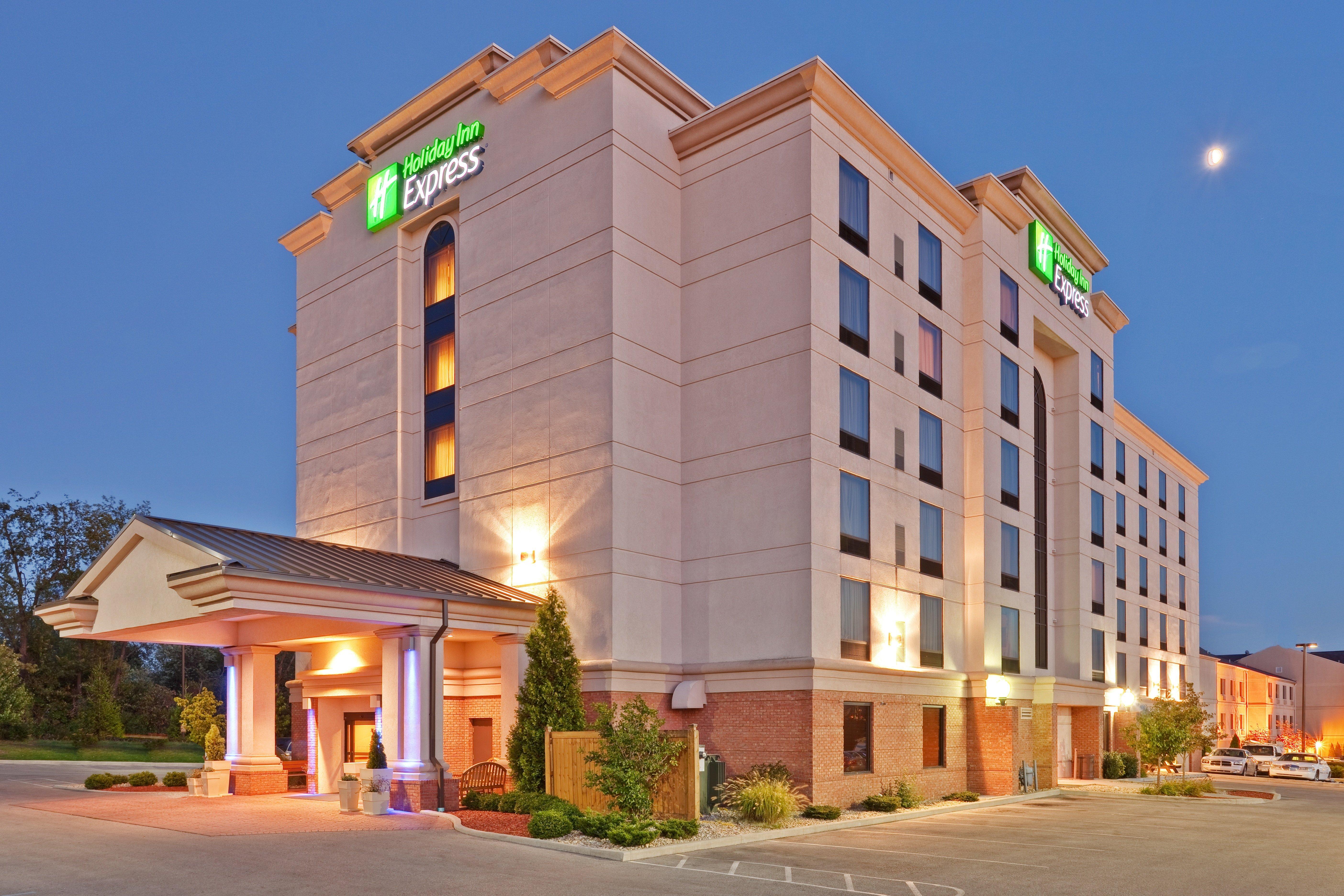 Holiday Inn Express & Suites Bloomington, An Ihg Hotel Exterior foto