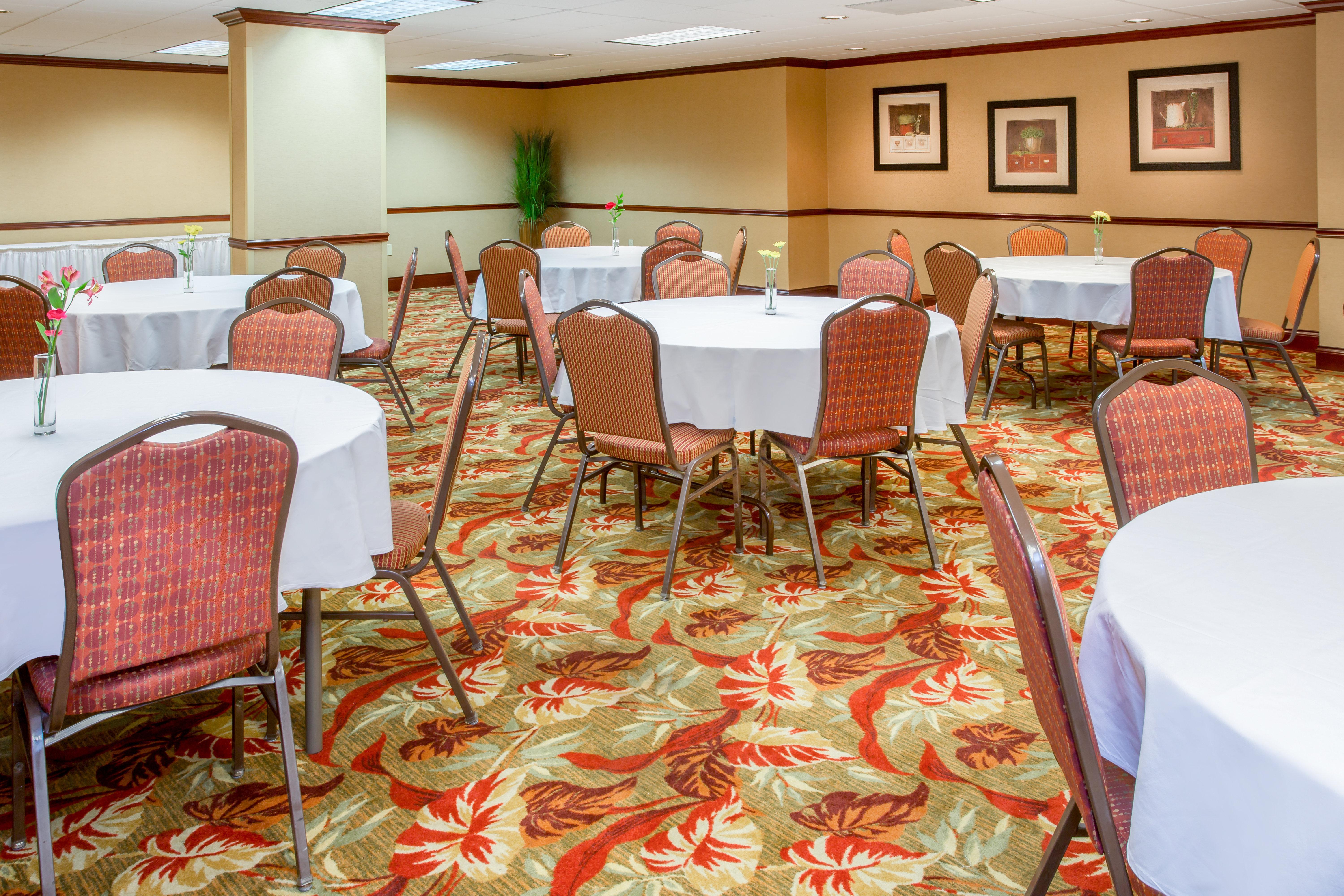 Holiday Inn Express & Suites Bloomington By Ihg Exterior foto