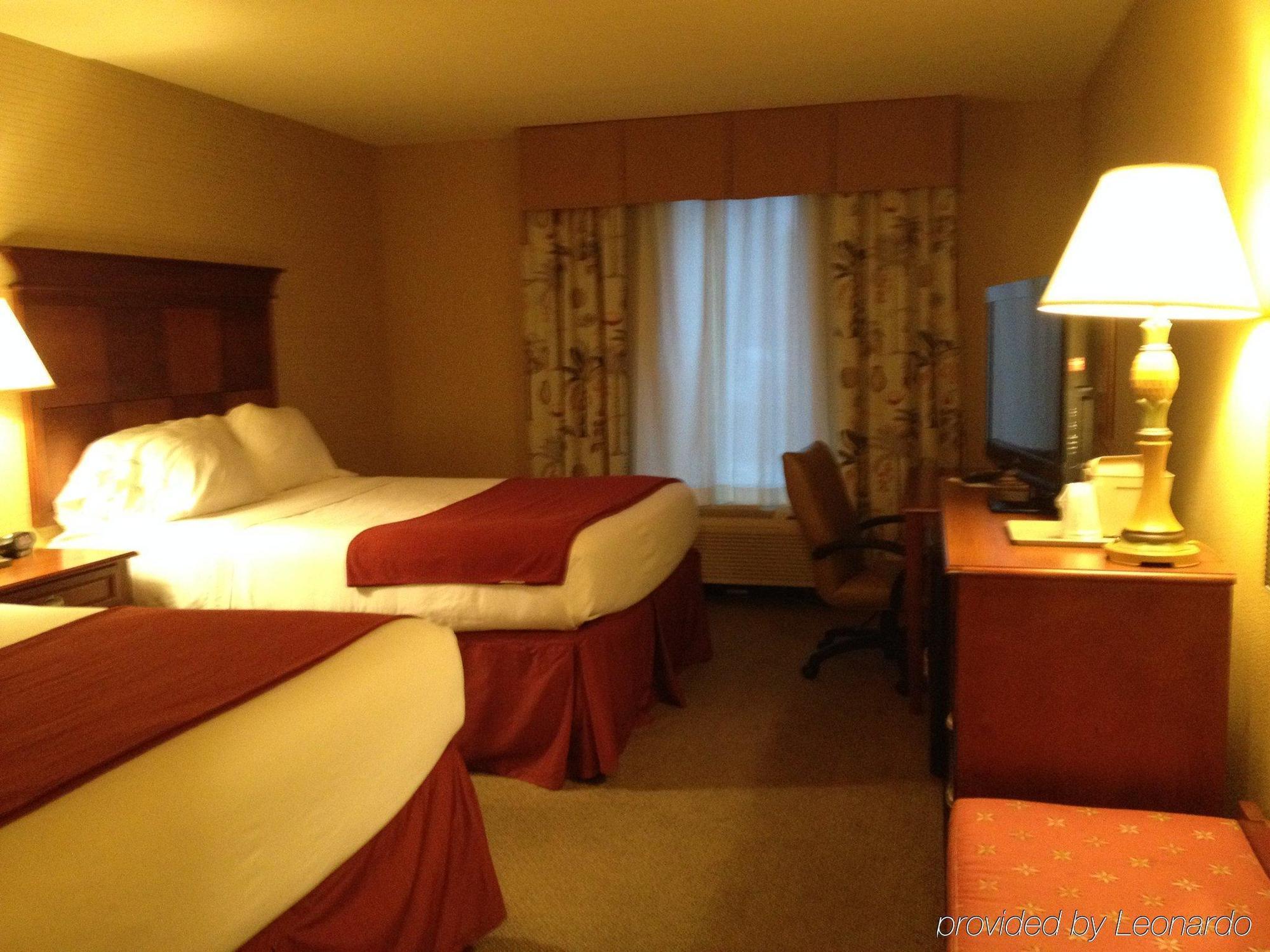 Holiday Inn Express & Suites Bloomington By Ihg Exterior foto