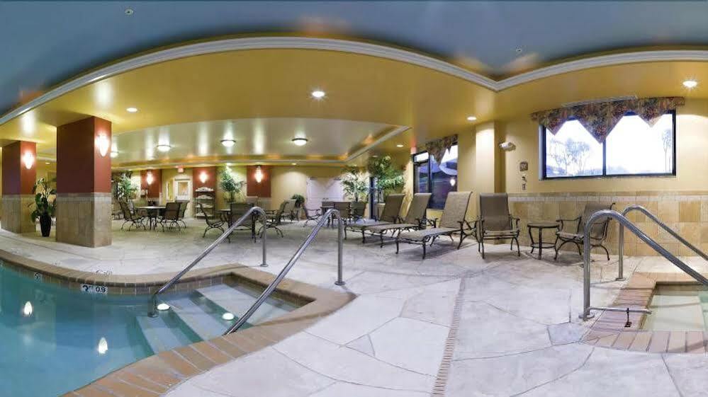 Holiday Inn Express & Suites Bloomington By Ihg Exterior foto