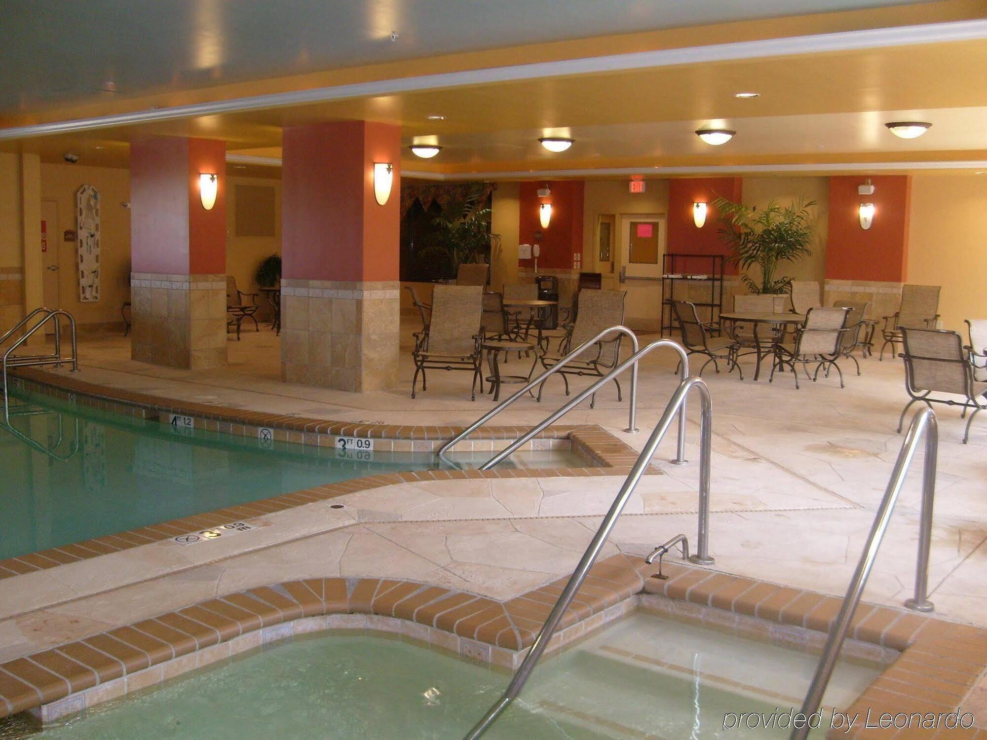 Holiday Inn Express & Suites Bloomington By Ihg Exterior foto