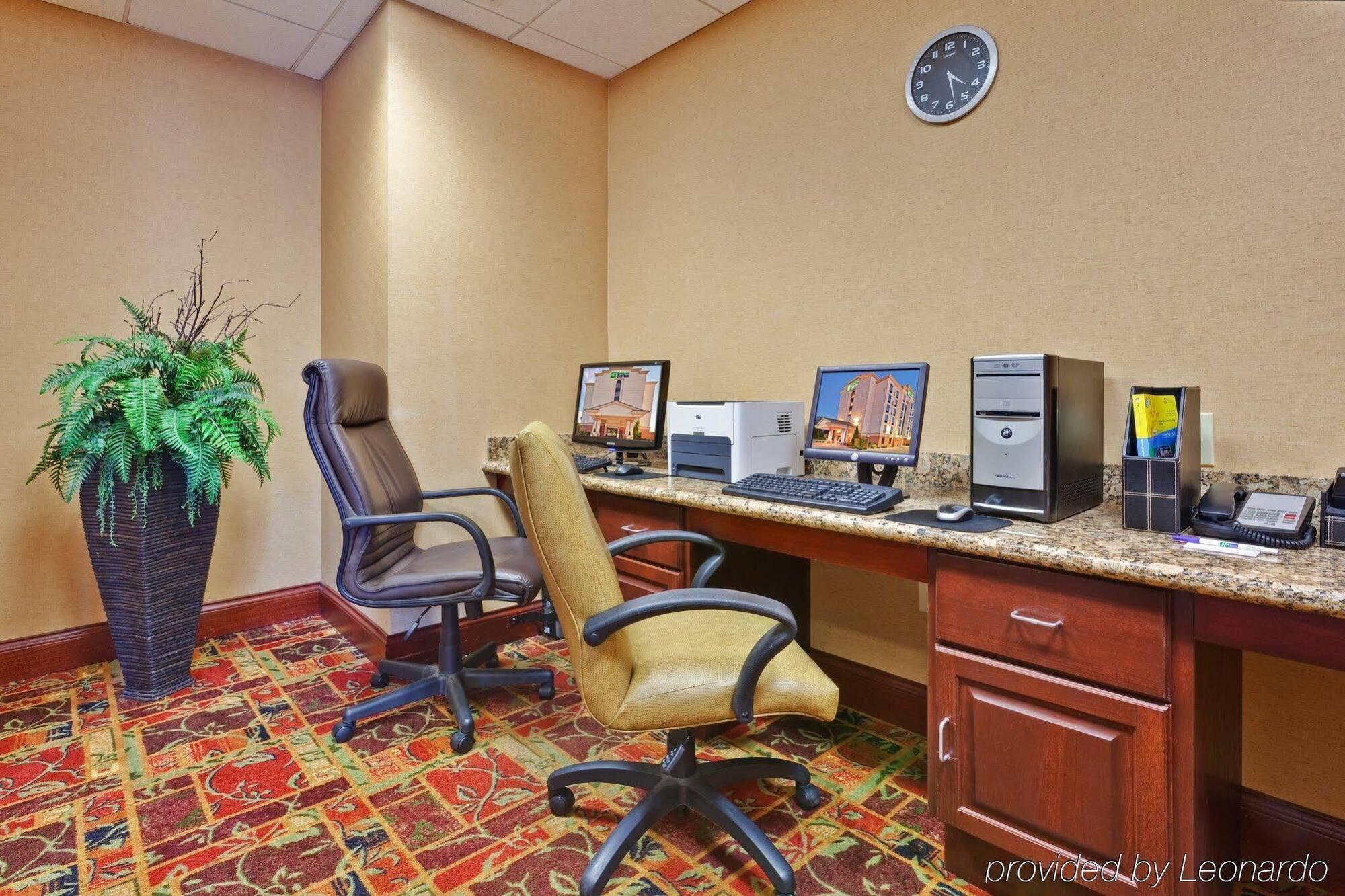 Holiday Inn Express & Suites Bloomington By Ihg Exterior foto